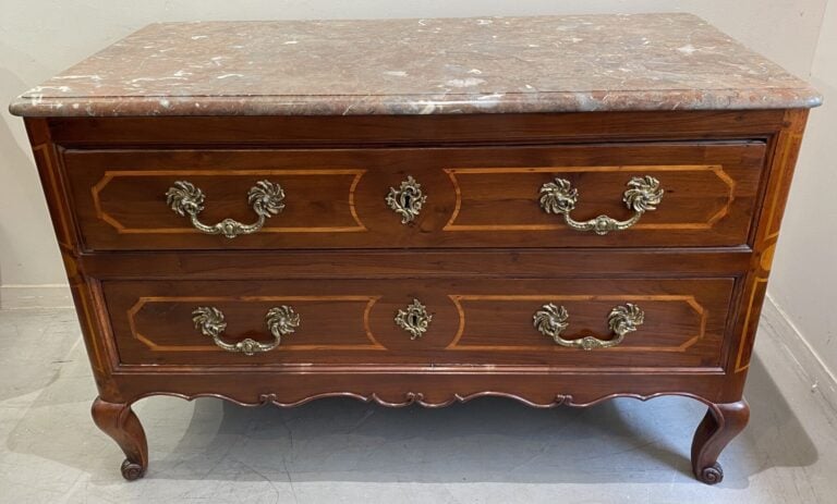Commode en bois de placage ouvrant à deux tiroirs à décor de filets, ornementat…