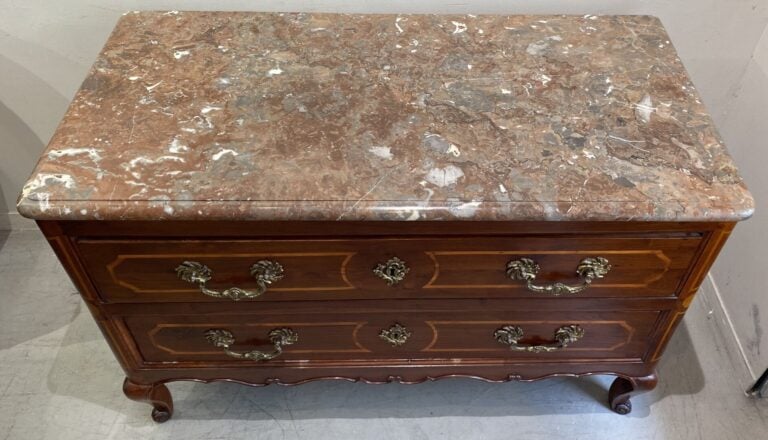 Commode en bois de placage ouvrant à deux tiroirs à décor de filets, ornementat…