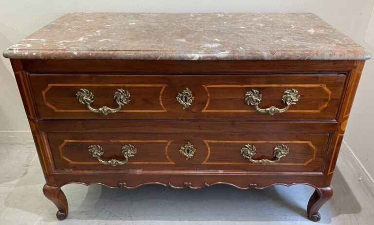 Commode en bois de placage ouvrant à deux tiroirs à décor de filets, ornementat…