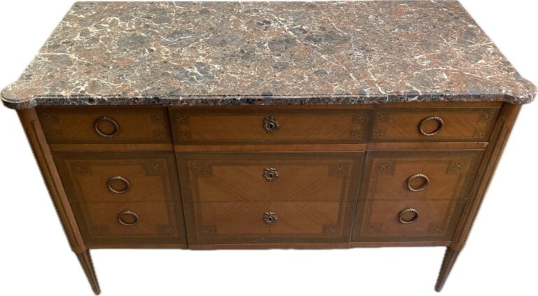 Commode en noyer et placage ouvrant à cinq tiroirs à décor marqueté, montants c…