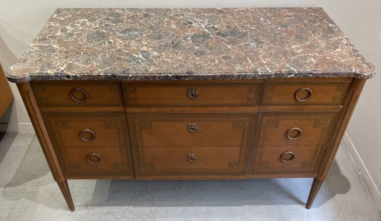 Commode en noyer et placage ouvrant à cinq tiroirs à décor marqueté, montants c…