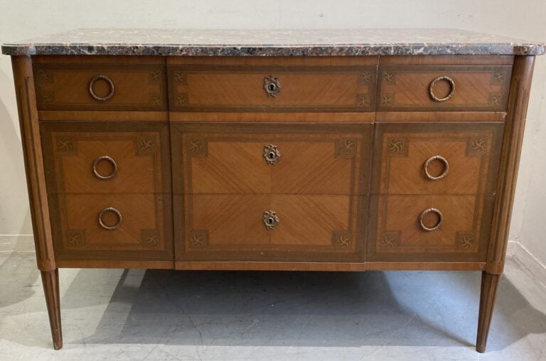 Commode en noyer et placage ouvrant à cinq tiroirs à décor marqueté, montants c…