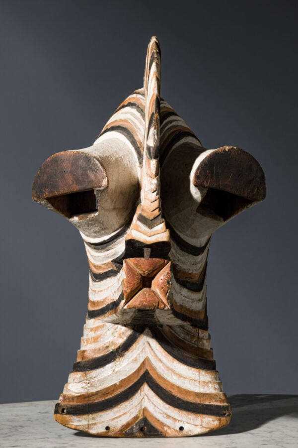 CONGO - Grand masque 'Kifwebe" aux formes cubistes avec une grande crête sagitt…