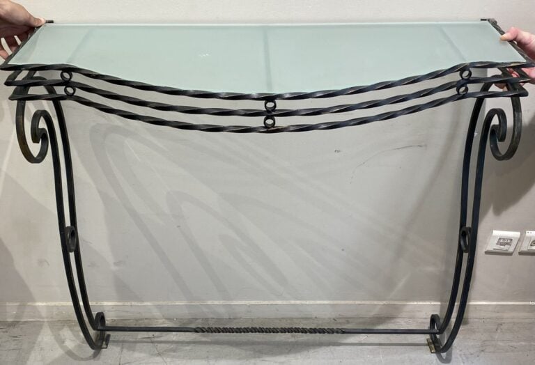 Console d'applique en fer forgé à enroulements et plateau de verre satiné - 100…