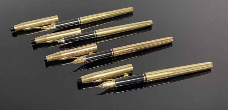 CROSS - Lot comprenant trois stylos plume en plaqué or finement rainuré, l'un g…