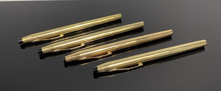 CROSS - Lot comprenant trois stylos plume en plaqué or finement rainuré, l'un g…