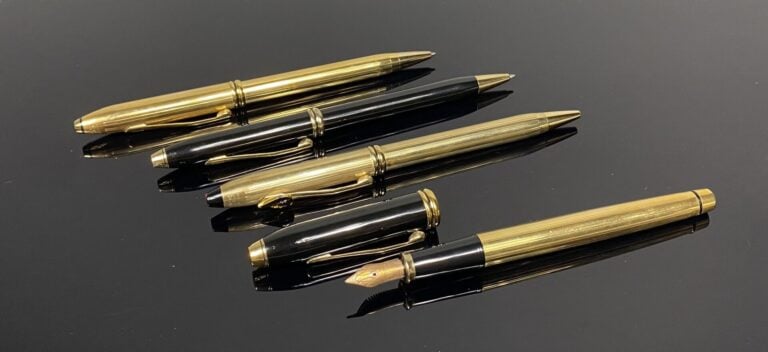 CROSS - Lot comprenant un stylo plume en métal doré finement rainuré, le capuch…