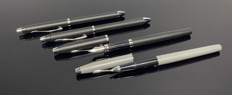 CROSS - Lot comprenant un stylo plume et 3 stylos bille en métal argenté laqué…
