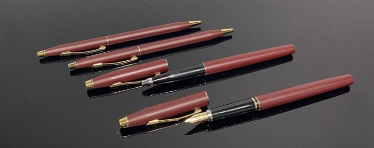CROSS - Lot comprenant un stylo plume et 3 stylos bille en métal doré laqué bor…