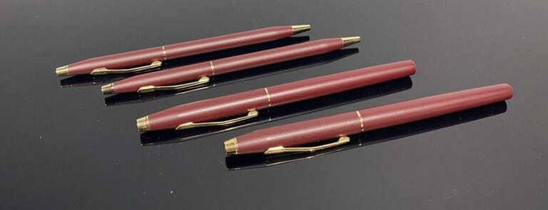 CROSS - Lot comprenant un stylo plume et 3 stylos bille en métal doré laqué bor…