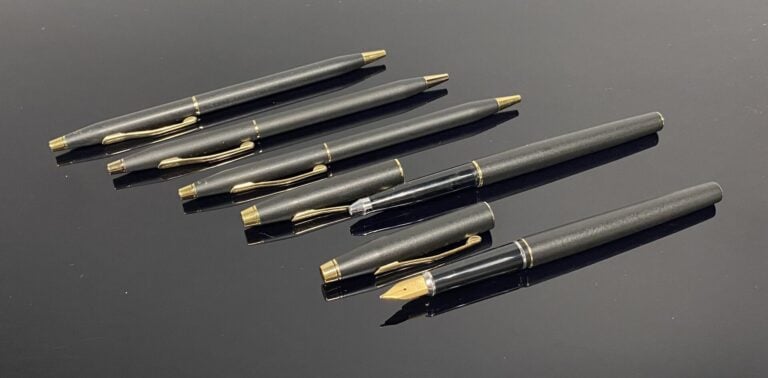 CROSS - Lot comprenant un stylo plume et 4 stylos bille en métal doré laqué noi…