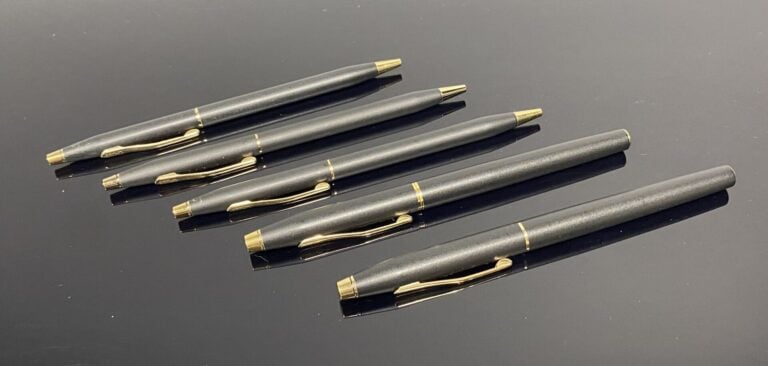CROSS - Lot comprenant un stylo plume et 4 stylos bille en métal doré laqué noi…