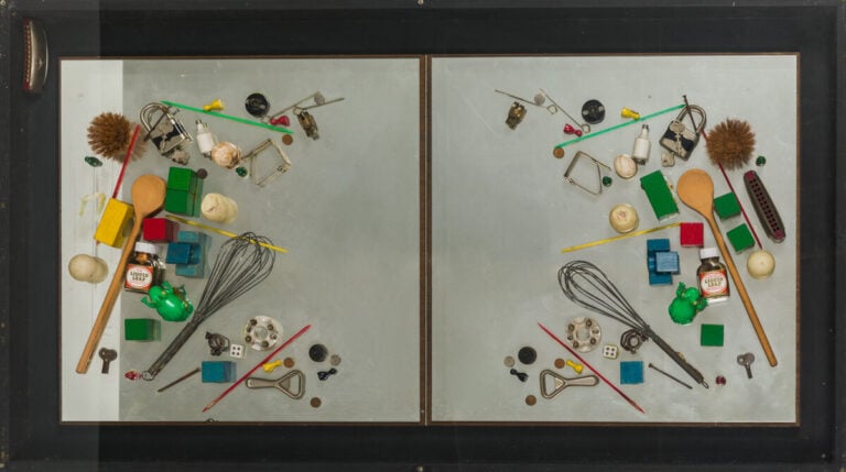 DANIEL SPOERRI (1930-) - Tableau piège,1964 - Multiple : miroirs, divers objets…