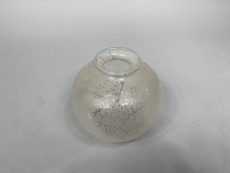 DAUM Nancy - Vase boule en verre à court col à décor givré - Signé au dessous -…