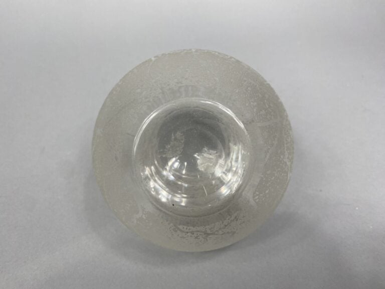 DAUM Nancy - Vase boule en verre à court col à décor givré - Signé au dessous -…