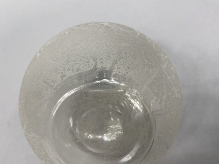 DAUM Nancy - Vase boule en verre à court col à décor givré - Signé au dessous -…