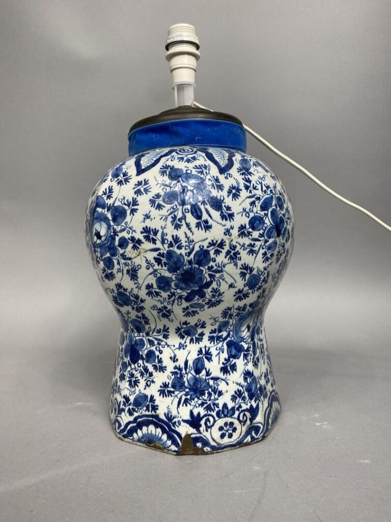 Delft, XVIIIe - Potiche en faïence bleu blanc à décor de rinceaux fleuris et fe…