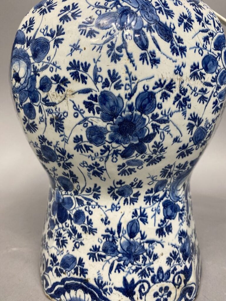 Delft, XVIIIe - Potiche en faïence bleu blanc à décor de rinceaux fleuris et fe…