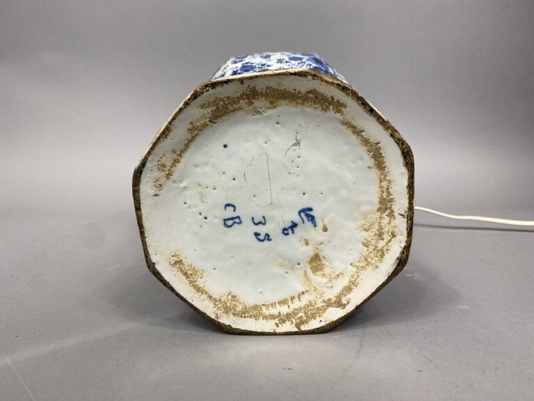 Delft, XVIIIe - Potiche en faïence bleu blanc à décor de rinceaux fleuris et fe…