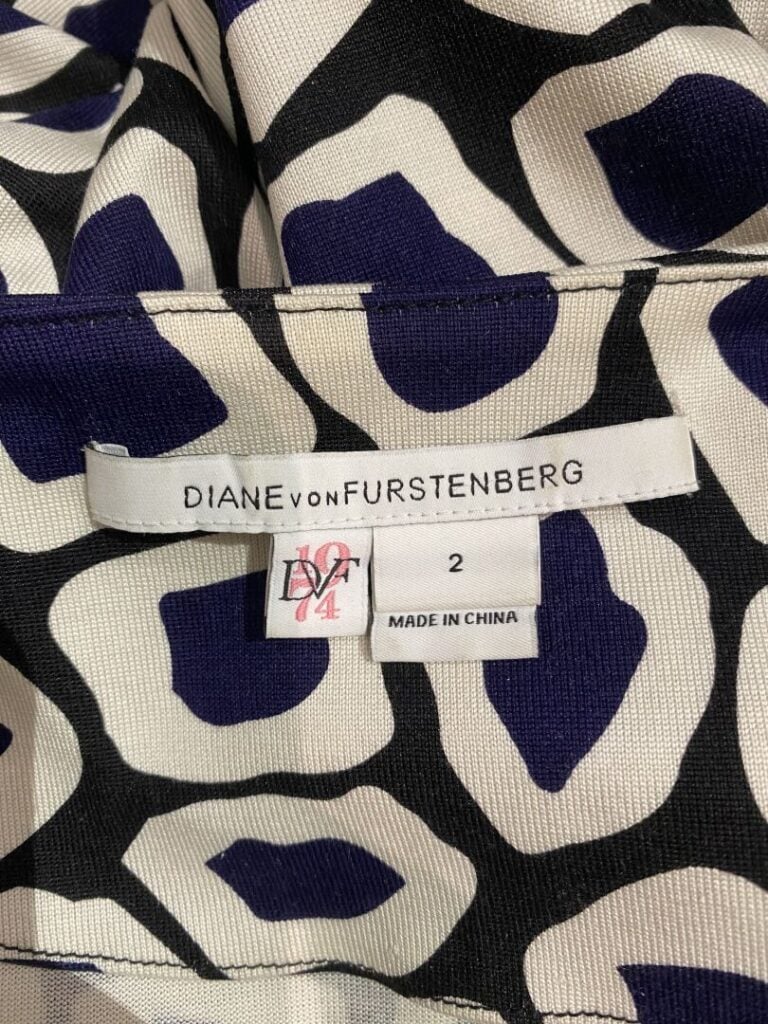 Diane VON FURSTENBERG - Robe tunique à manches longues à décor imprimé de motif…