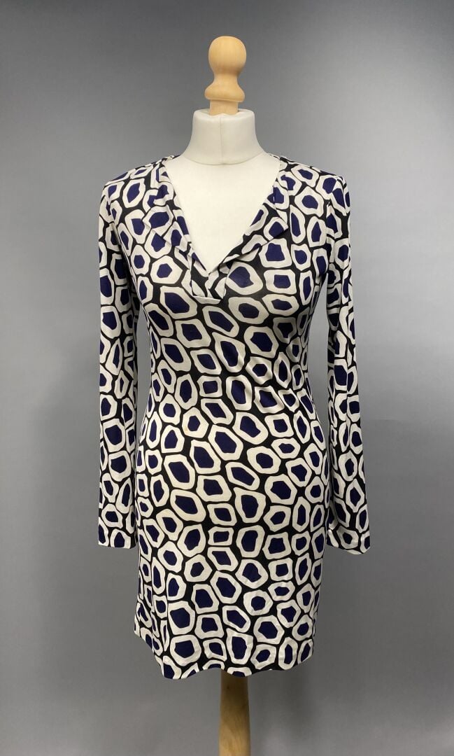 Diane VON FURSTENBERG - Robe tunique à manches longues à décor imprimé de motif…
