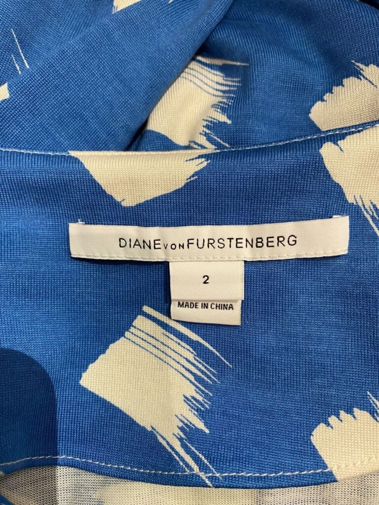 Diane VON FURSTENBERG - Robe tunique à manches longues et col en V à décor de m…