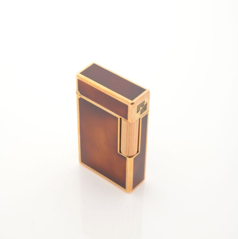DUPONT - Briquet en métal doré à décor laqué imitant l'écaille - Signé et numér…