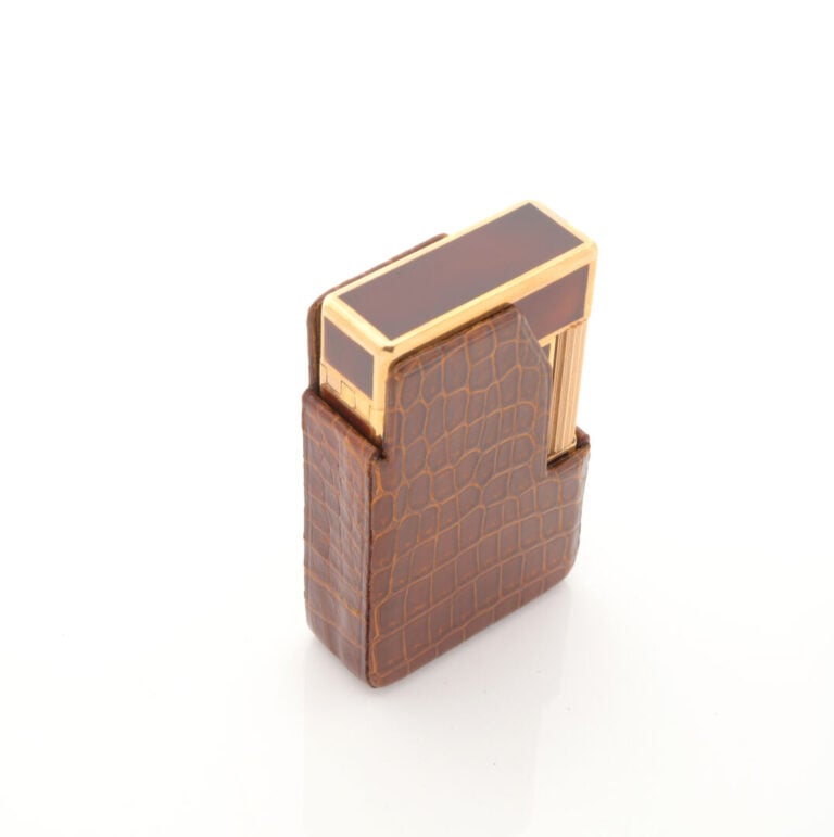 DUPONT - Briquet en métal doré à décor laqué imitant l'écaille - Signé et numér…