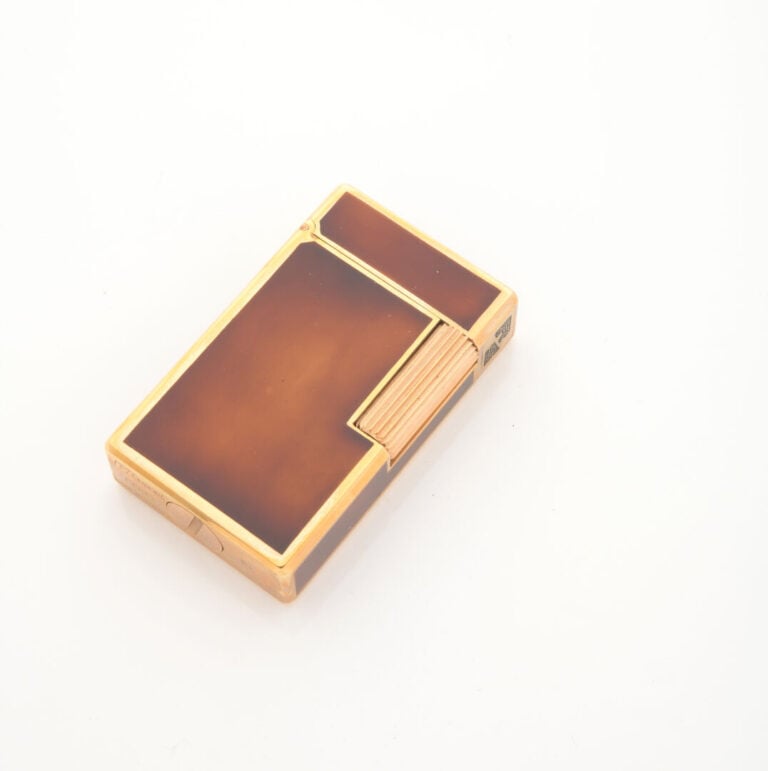 DUPONT - Briquet en métal doré à décor laqué imitant l'écaille - Signé et numér…