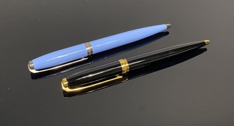 DUPONT - Deux stylo à bille rétractable, le corps et le capuchon en laque noire…