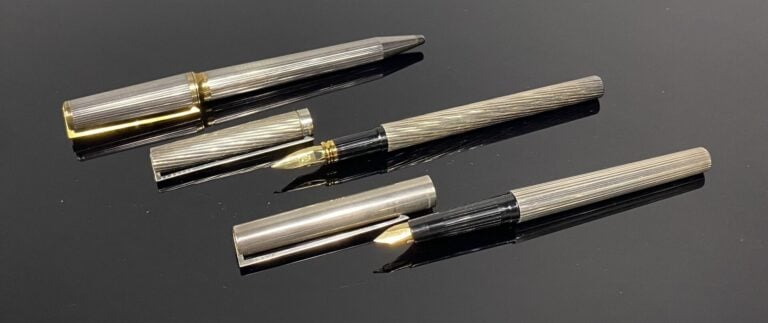 DUPONT - Lot de 2 stylos bille en métal argenté ou argent (925), le corps strié…