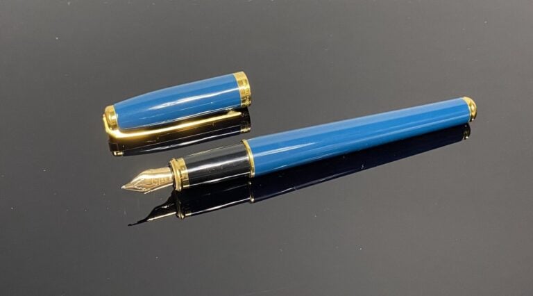 DUPONT - Stylo plume modèle "Olympio", le corps et le capuchon en laque bleu ca…