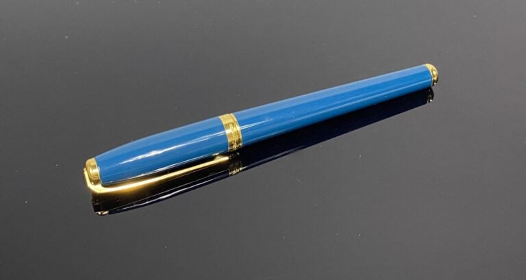DUPONT - Stylo plume modèle "Olympio", le corps et le capuchon en laque bleu ca…