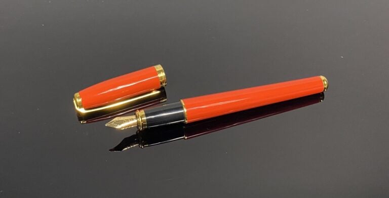 DUPONT - Stylo plume modèle "Olympio", le corps et le capuchon en laque rouge o…