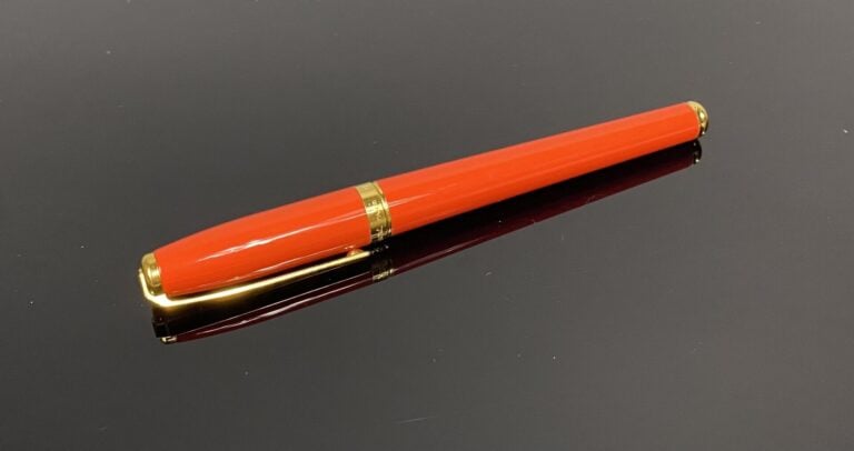 DUPONT - Stylo plume modèle "Olympio", le corps et le capuchon en laque rouge o…