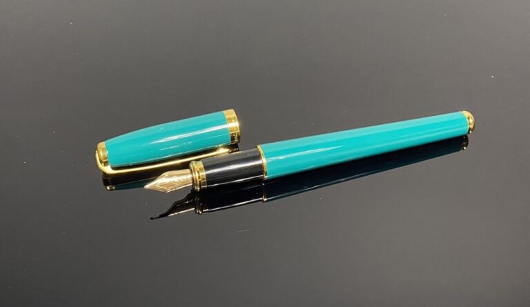 DUPONT - Stylo plume modèle "Olympio", le corps et le capuchon en laque verte,…