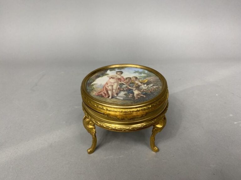 Ensemble comprenant : - - Miniature représentant un portrait de femme. Dim. : 4…