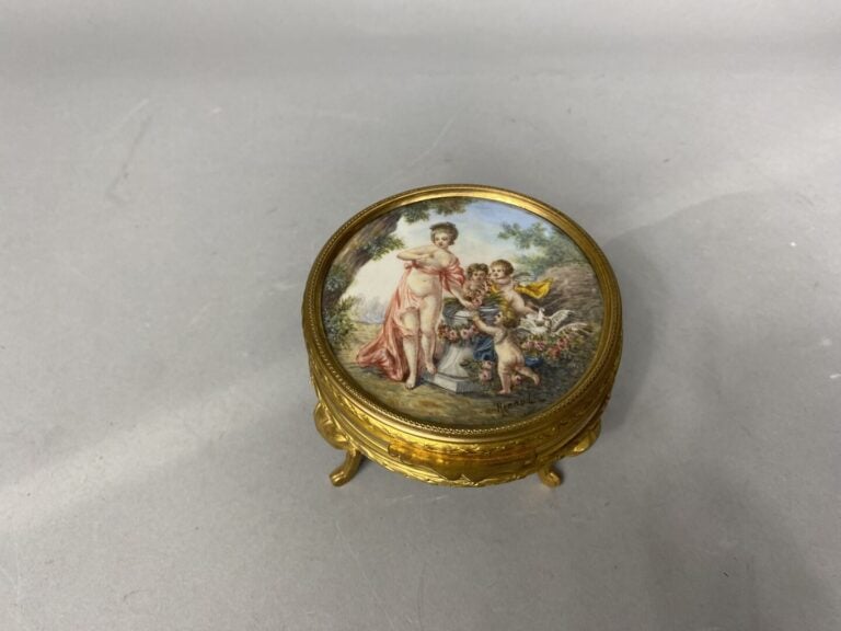 Ensemble comprenant : - - Miniature représentant un portrait de femme. Dim. : 4…