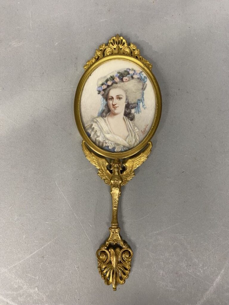 Ensemble comprenant : - - Miniature représentant un portrait de femme. Dim. : 4…