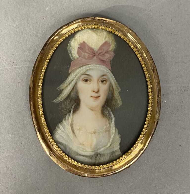 Ensemble comprenant : - - Miniature représentant un portrait de femme. Dim. : 4…