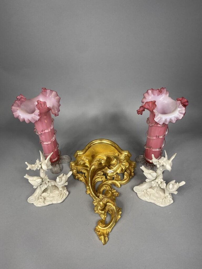 Ensemble comprenant une paire de vases tubulaires en verre rose à bords chantou…