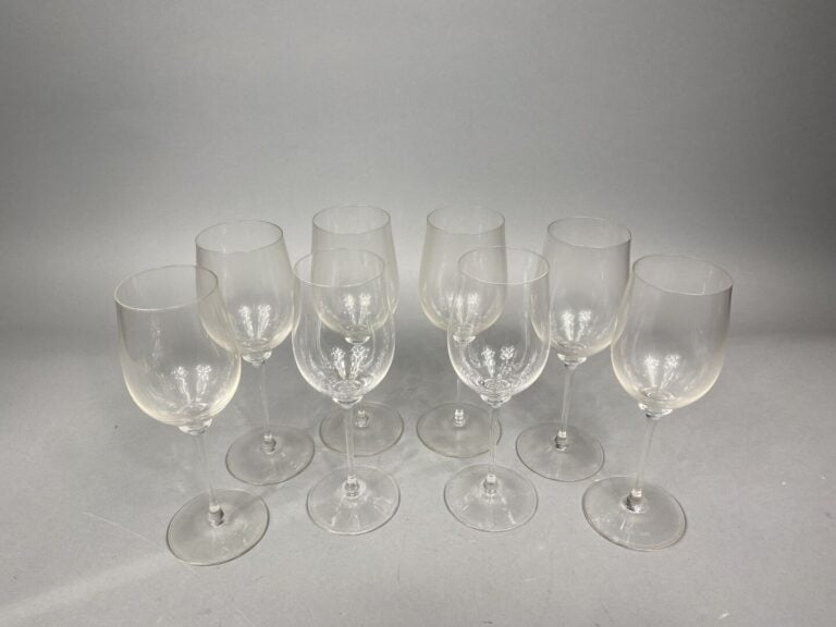 Ensemble de 3 services de verres à pied comprenant : - - 20 verres à vin (Borde…