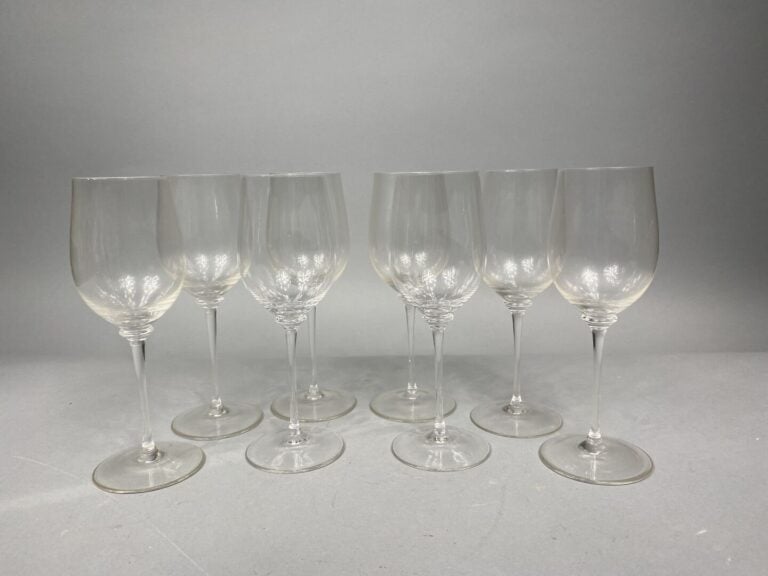 Ensemble de 3 services de verres à pied comprenant : - - 20 verres à vin (Borde…