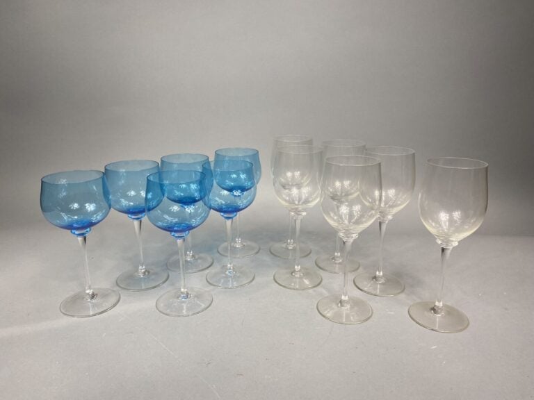 Ensemble de 3 services de verres à pied comprenant : - - 20 verres à vin (Borde…