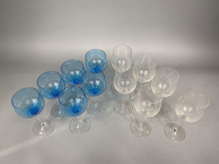 Ensemble de 3 services de verres à pied comprenant : - - 20 verres à vin (Borde…