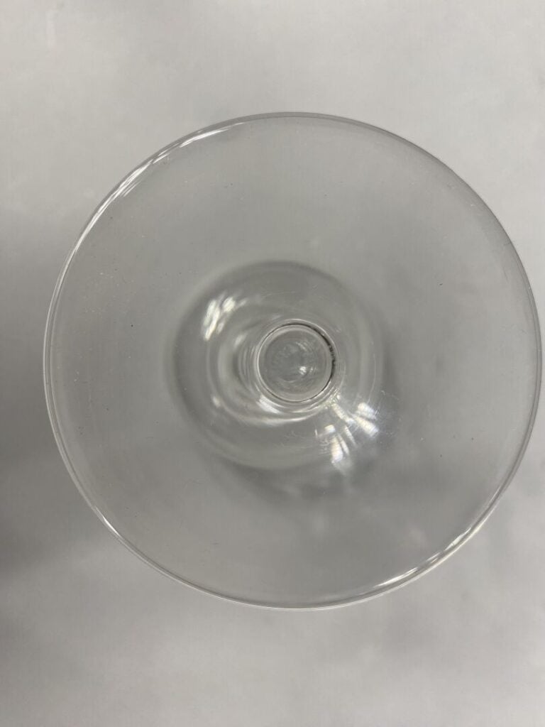 Ensemble de 3 services de verres à pied comprenant : - - 20 verres à vin (Borde…