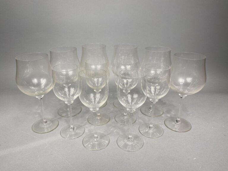Ensemble de 3 services de verres à pied comprenant : - - 20 verres à vin (Borde…