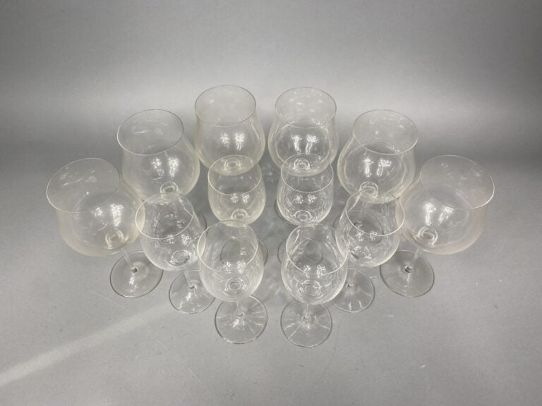 Ensemble de 3 services de verres à pied comprenant : - - 20 verres à vin (Borde…