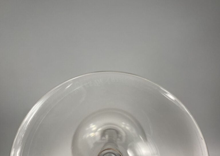 Ensemble de 3 services de verres à pied comprenant : - - 20 verres à vin (Borde…