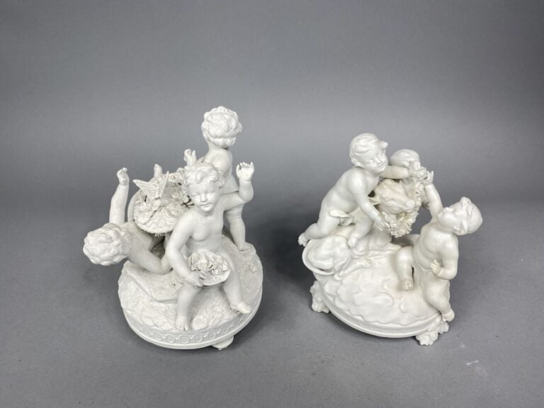 Ensemble de cinq biscuits représentant des scènes animées figurant des groupes…